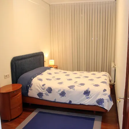 Piso Muy Centrico, Bien Equipado Con Parking. *